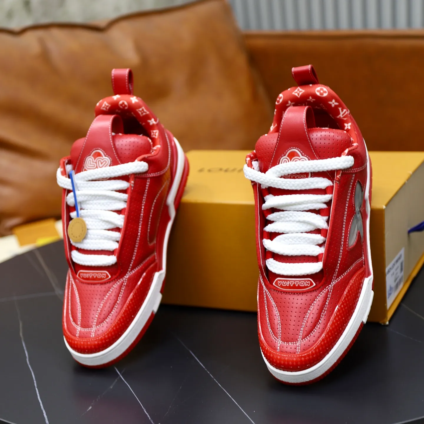 Ex-factory price: 860💰LV Couple👫Louis Vuitton TRAINER sneakers classic Louis Vuitton men's artistic director Virgil Abloh picked inspiration to create this LV Trainer sneaker. Yingze crystal inlays present a colorful effect. VS can be matched with two gorgeous effect colors. The LV letter logo badge on the tongue is gorgeous and noble. The LV letter is decorated on the side. The outsole is decorated with a Monogram flower pattern. It shows the trend of elegance and nobility! Men's and women's models: 35-46